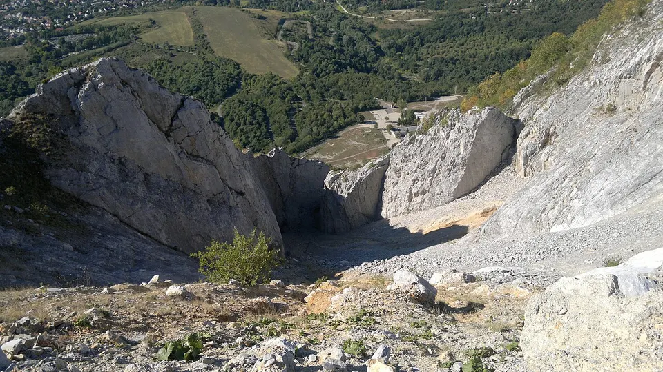 K╱, Bél-kői tanösvény