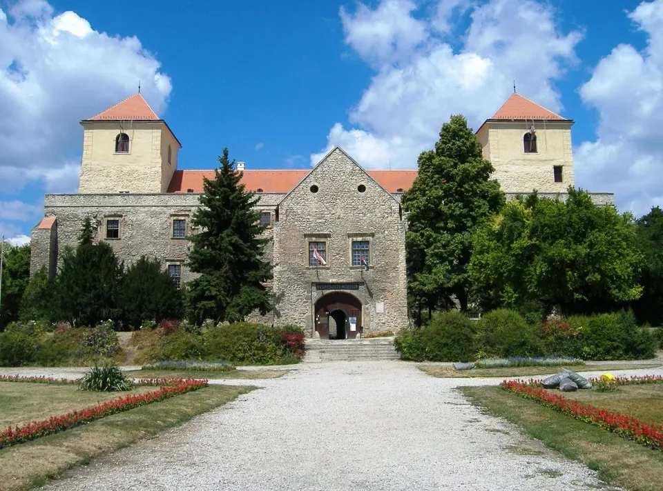 Thury-vár