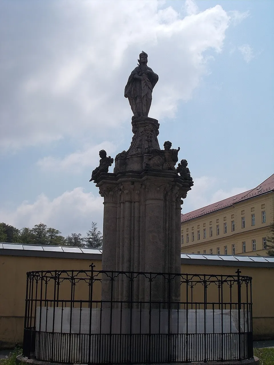 Középkori Romkert